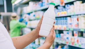 Nuova stangata nel carrello: latte e formaggi raddoppiano il prezzo