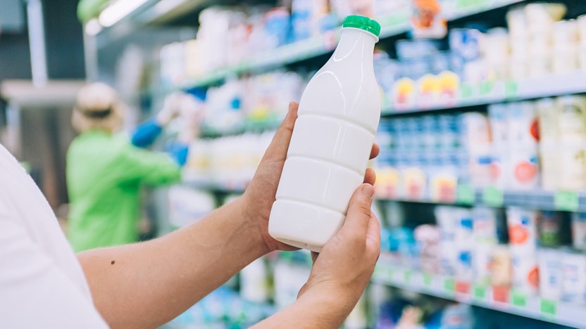 Nuova stangata nel carrello: latte e formaggi raddoppiano il prezzo