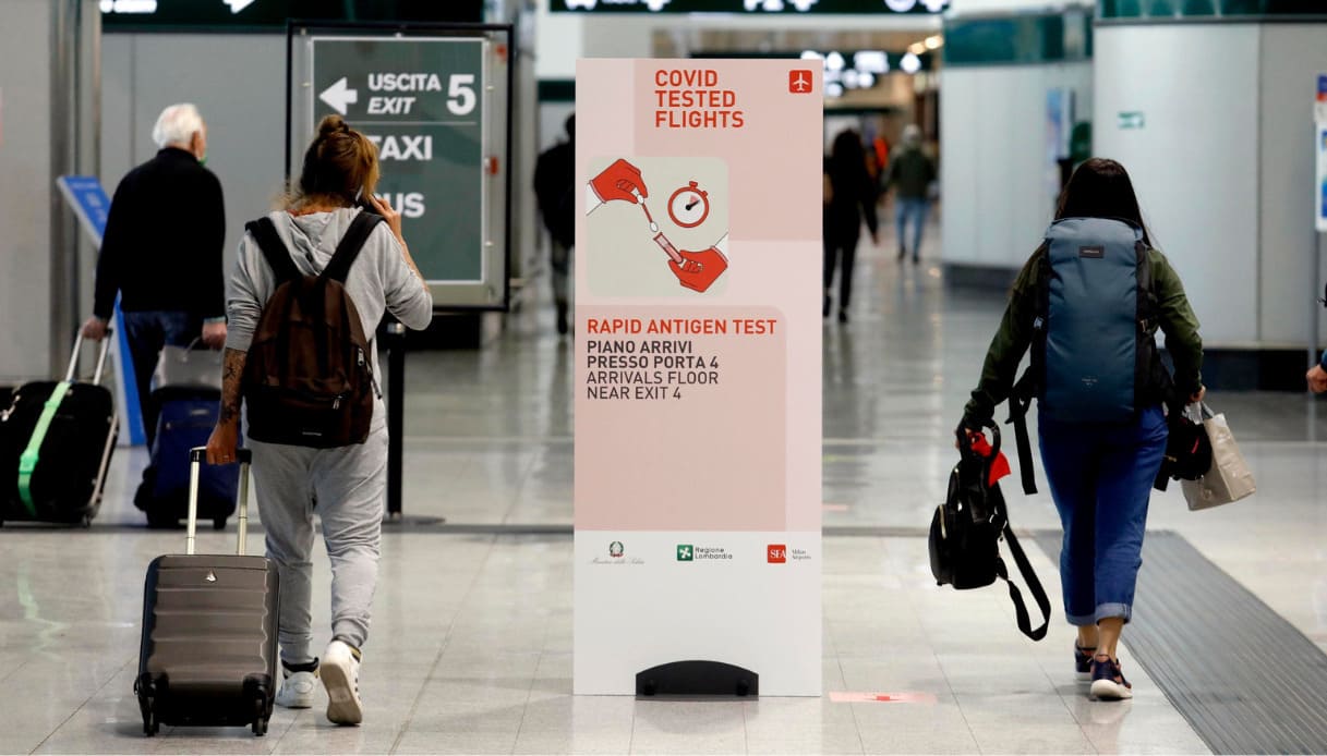 Covid, tampone per gli arrivi dalla Cina: allerta per il boom di casi