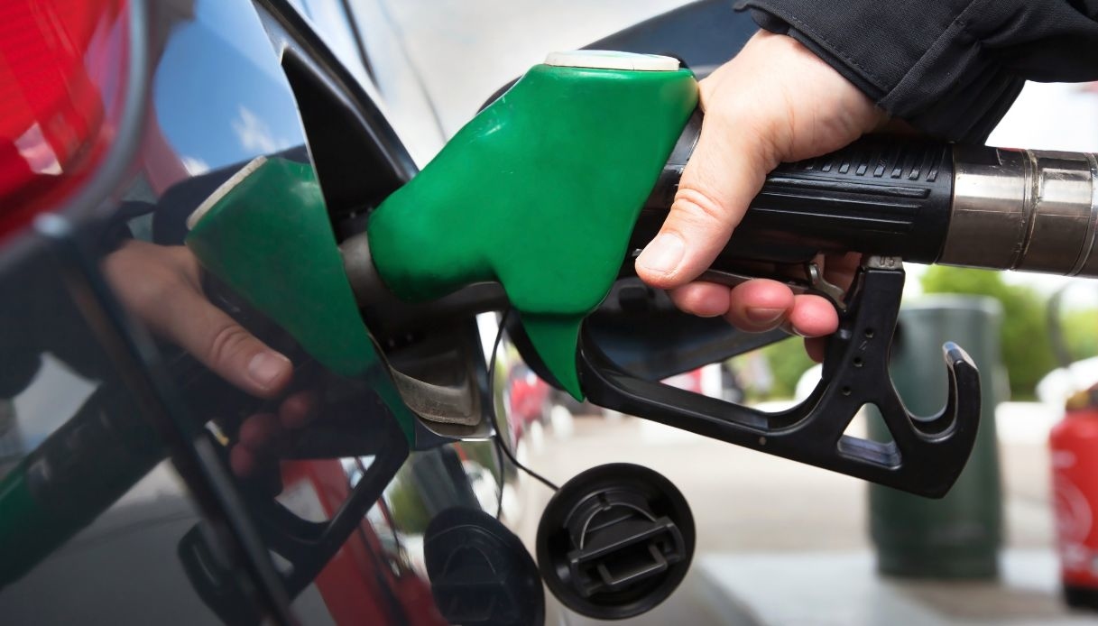 Gli stati confinanti con l’Italia dove benzina e diesel costano meno