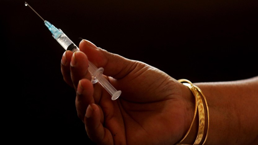 Donna punta con siringa per strada: scatta allarme needle spiking