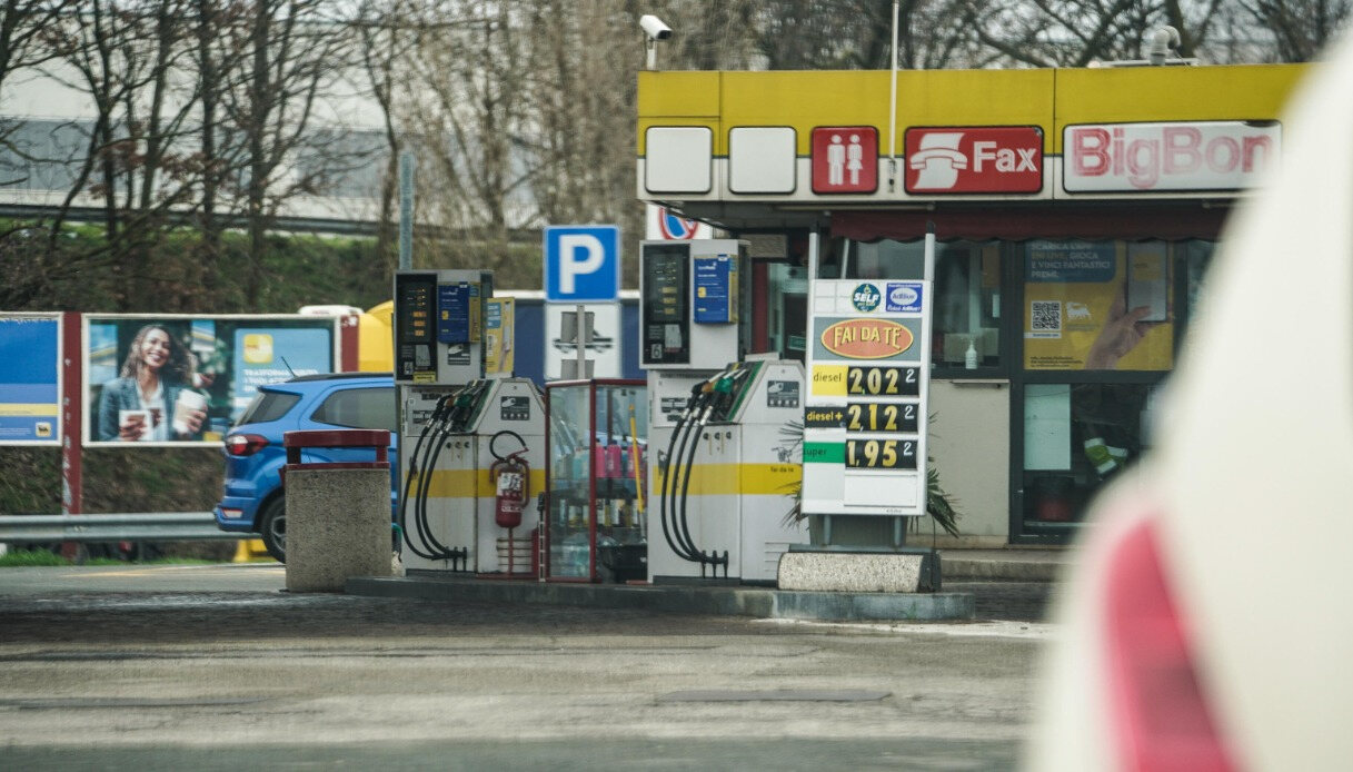 Non solo benzina, stangata anche sui prezzi del diesel: aumenti record