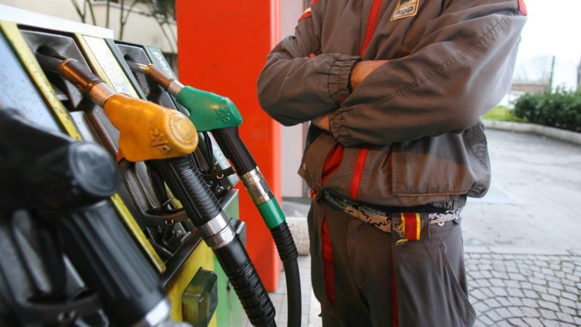Caro benzina, attenzione al pieno: le irregolarità al self
