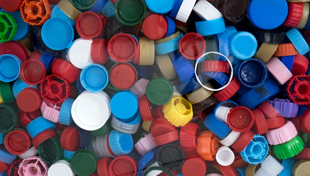 Tappi uniti alla bottiglia: a cosa servono i tethered cap dei big delle bevande