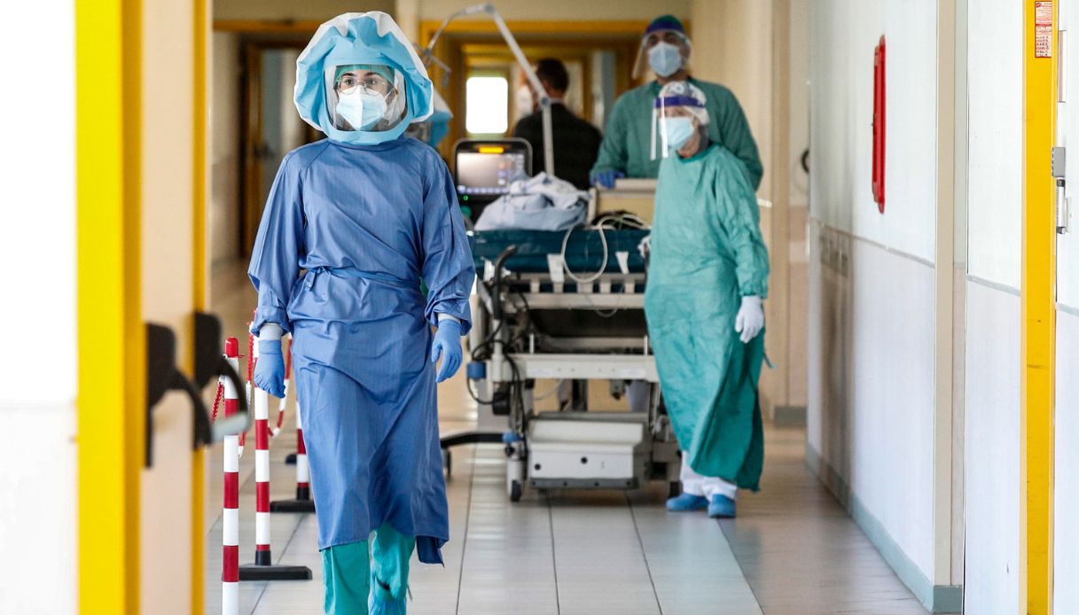 Cos’è il Covid “latente”: il test è negativo ma la malattia mortale