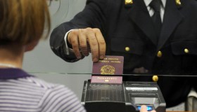 Caos passaporti, 80mila viaggi disdetti. Cosa sta succedendo
