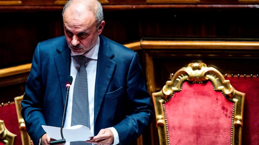 Sigarette, nuova pesante stretta: cosa cambia, l’annuncio del ministro Schillaci
