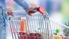 Smartphone, massaggi, sport: così cambia il paniere Istat 2023