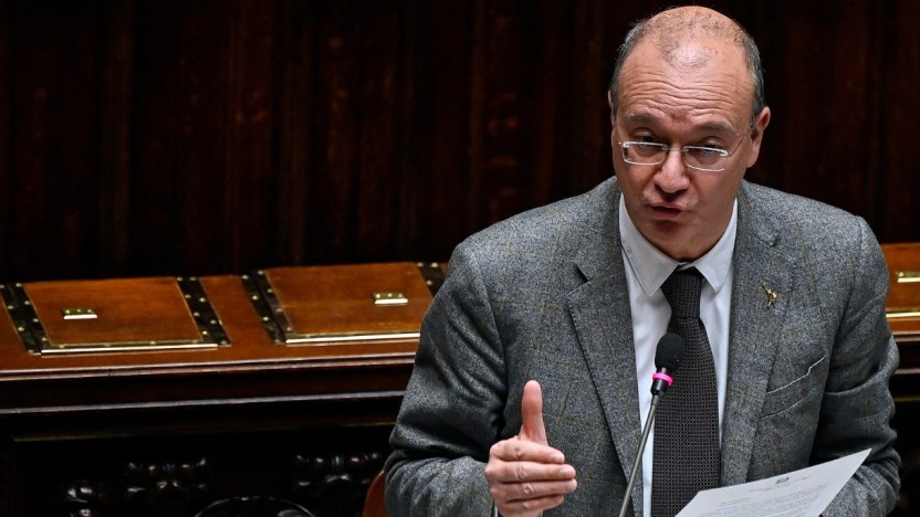 Scuola: stipendi più alti per i prof, ma solo in alcune regioni? Bufera su Valditara