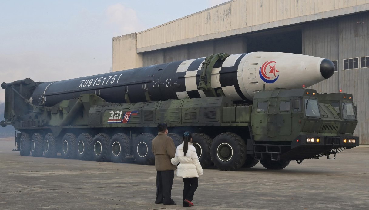 La Nord Corea minaccia il mondo col missile mostro intercontinentale