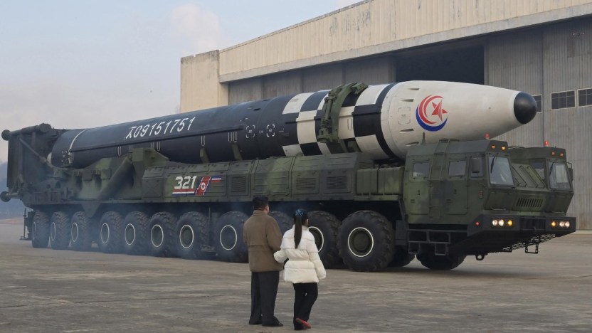 La Nord Corea minaccia il mondo col missile mostro intercontinentale