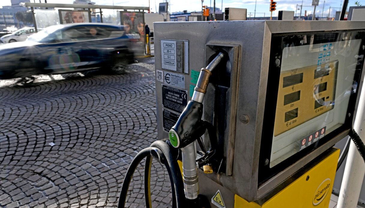 Benzina e diesel, prezzi ancora giù: cosa succede se tornano sopra i 2 euro
