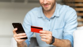 Conti correnti: costi in aumento, ma l’opzione online conviene ancora