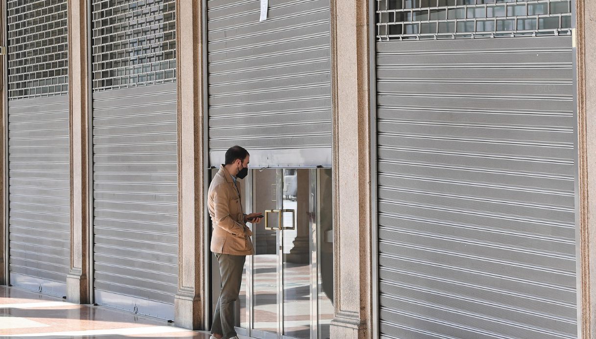 I negozi stanno scomparendo, Confcommercio lancia l’allarme