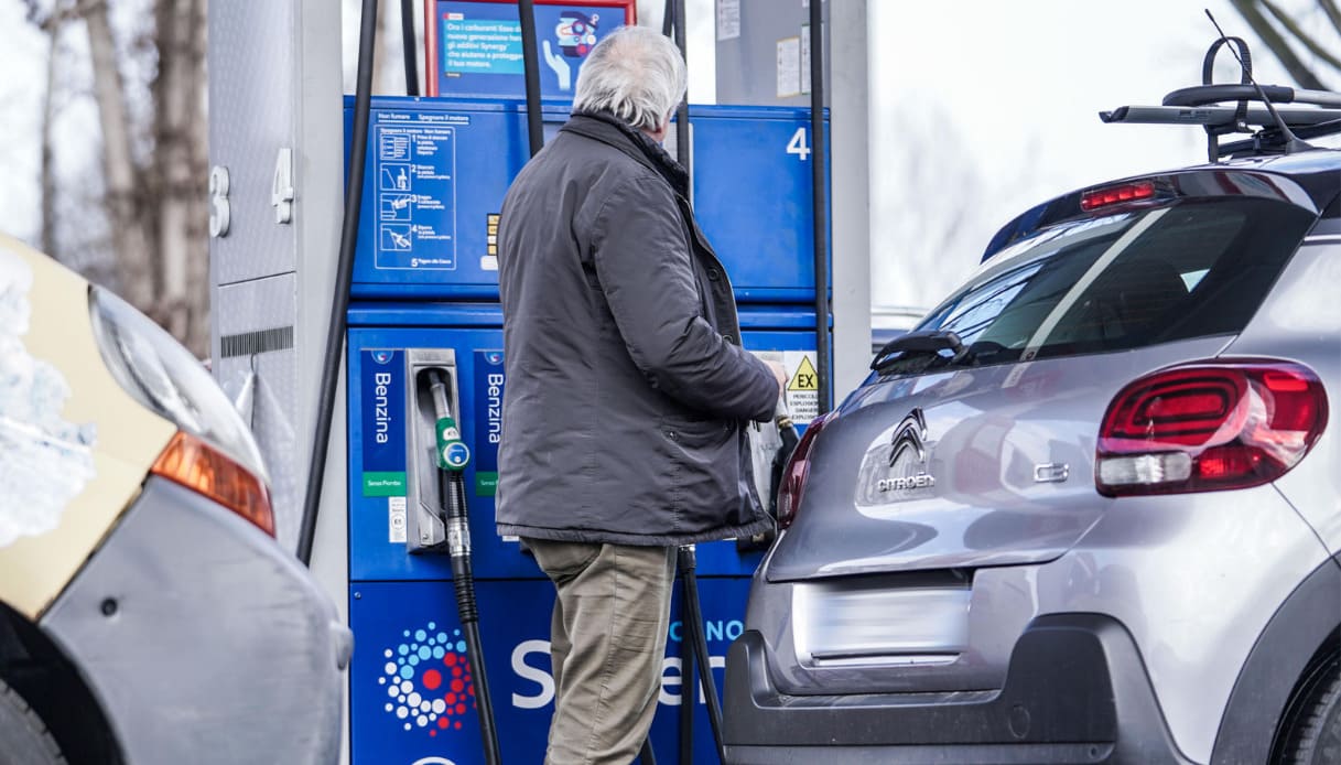 Prezzi ribaltati alla pompa di benzina: cala il diesel
