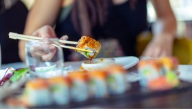 Muore dopo aver mangiato sushi: il pesce crudo è pericoloso o no?