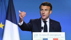 Francia, riforma pensioni: Macron parla alle 13 ma non ci saranno aperture