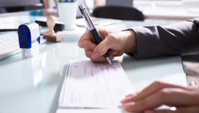 Addio assegni: quale banca li ha già tolti