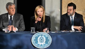 Migranti, nuove regole per entrare e restare in Italia: cosa cambia