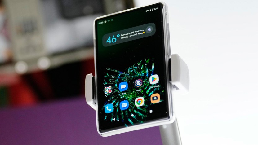 Arriva lo smartphone arrotolabile allungabile: come funziona