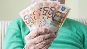 Pensione anticipata a 62 anni: a chi spetta l’assegno pieno