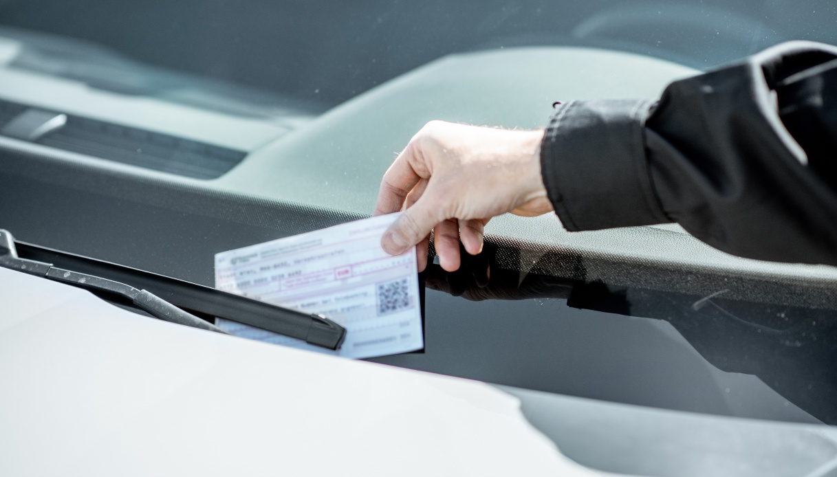 Multe auto spariscono dal parabrezza: ecco dove arriveranno
