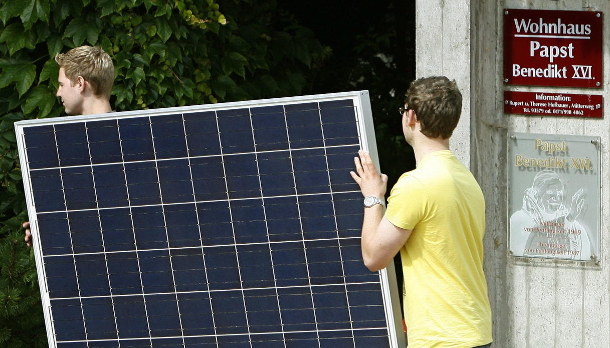 Arriva il pannello fotovoltaico da balcone che costa la metà