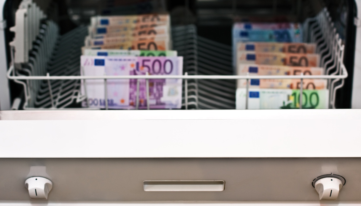 Risparmiare in bolletta con la lavastoviglie: cos’è il trucco dello sportello