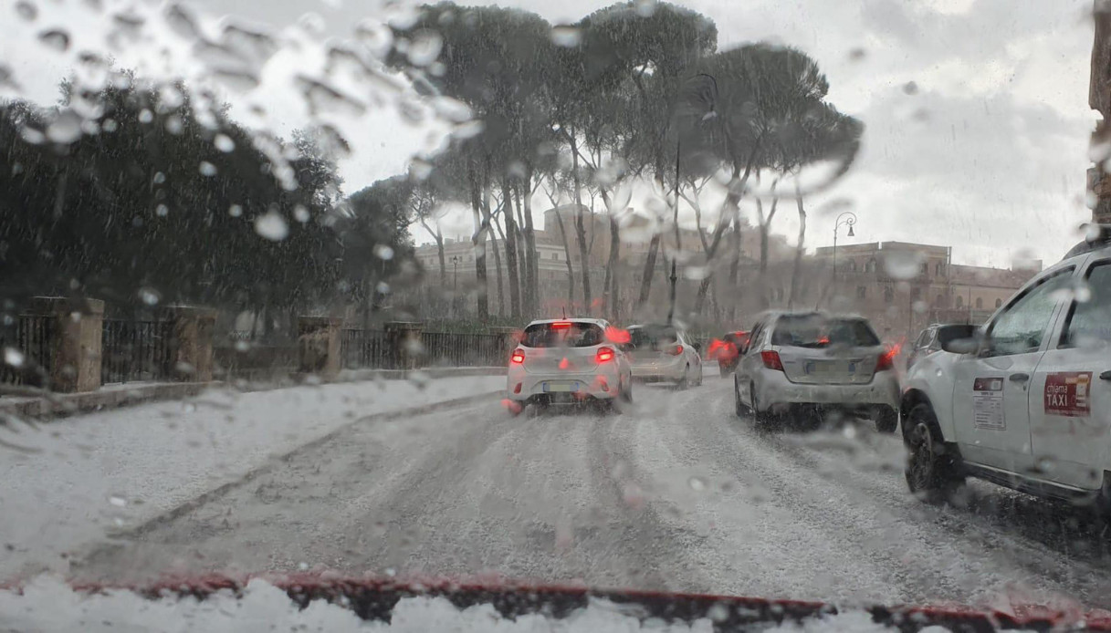 Allerta meteo rossa e arancione su queste regioni: l’Italia si è tropicalizzata