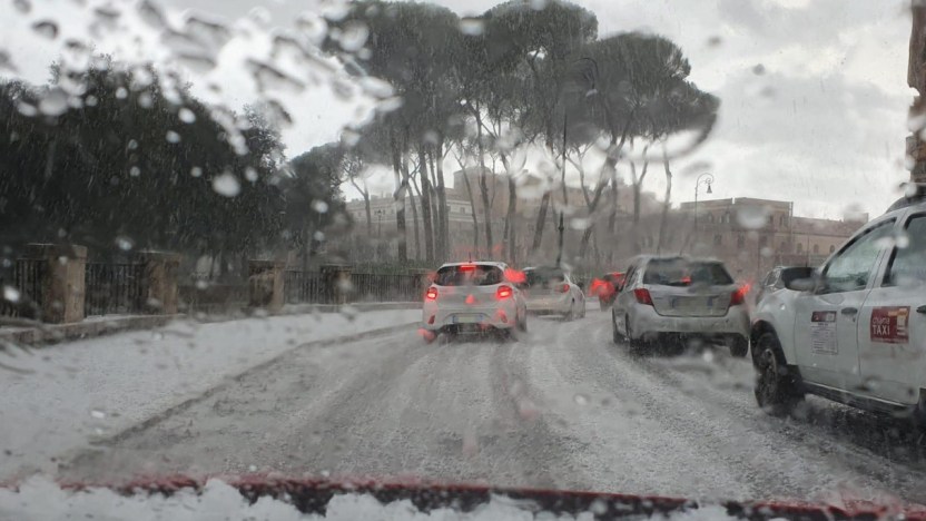 Allerta meteo rossa e arancione su queste regioni: l’Italia si è tropicalizzata