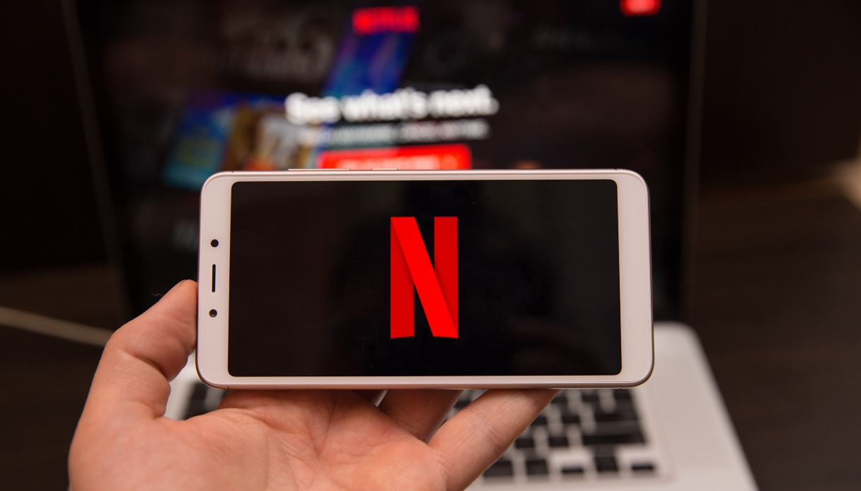 Netflix, come guardarlo in giro dopo lo stop alle password condivise