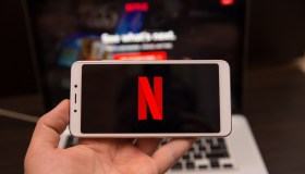 Netflix, come guardarlo in giro dopo lo stop alle password condivise