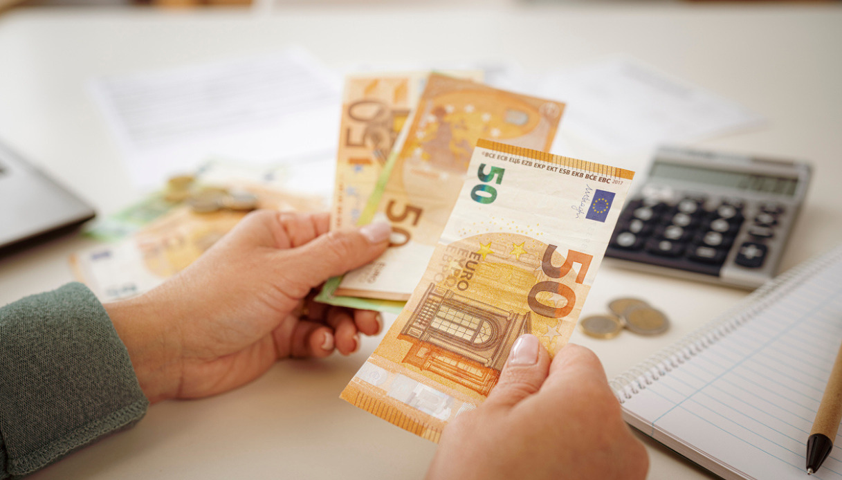 Tasse, taglio alle micro-imposte: dal superbollo alla laurea