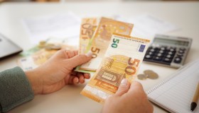 Tasse, taglio alle micro-imposte: dal superbollo alla laurea