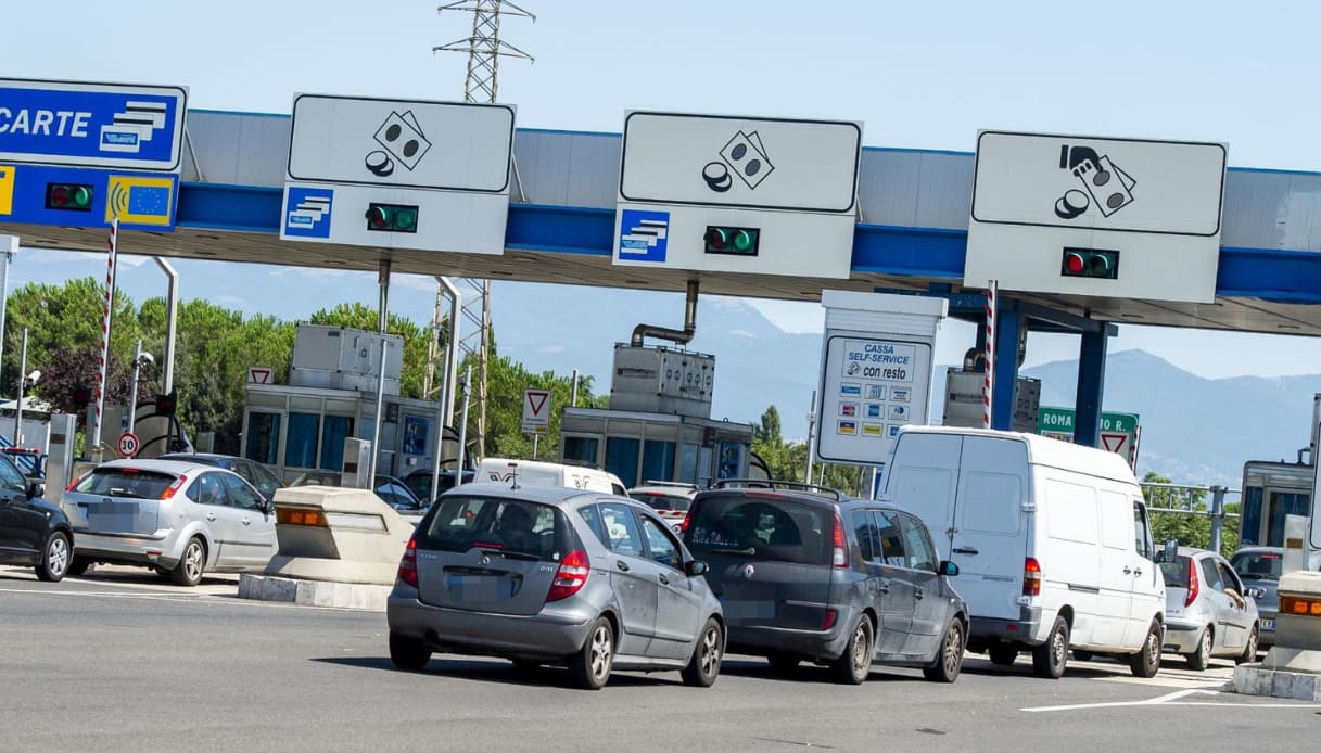 Autostrade verso aumenti dei pedaggi dall’1 gennaio 2024: tariffe su fra il 2% e il 2,5%