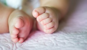 Gli italiani non fanno più figli perché costano troppo: i dati