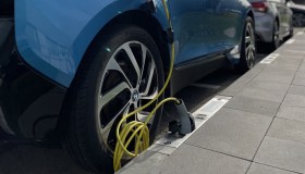 Addio colonnine, arrivano i punti di ricarica nascosti nei marciapiedi