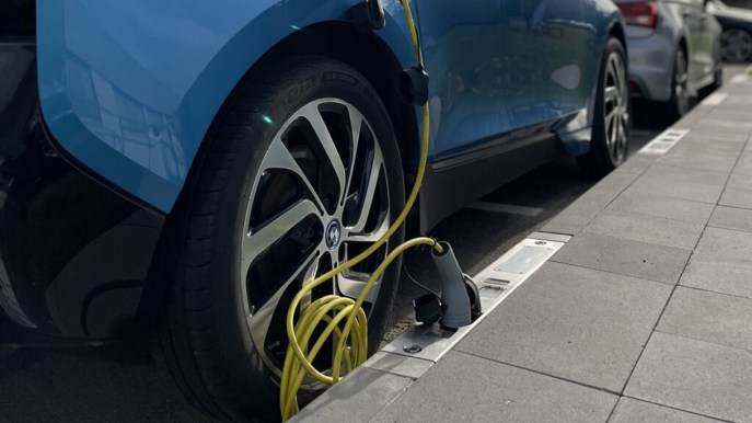 Addio colonnine, arrivano i punti di ricarica nascosti nei marciapiedi