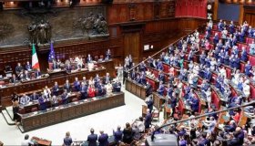 Berlusconi, la politica si ferma per troppi giorni: è bufera