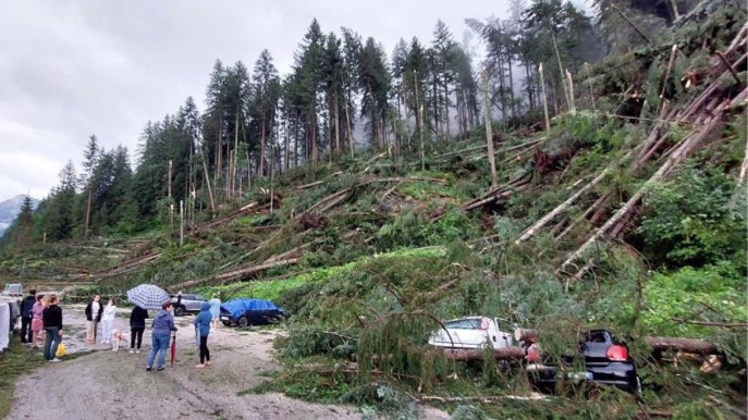 Bufera sulle Dolomiti, tetti scoperchiati: cos’è il downburst