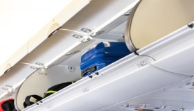 Cappelliera a pagamento in aereo: la nuova trovata dei voli lowcost