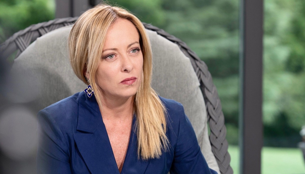 Prezzo carburante, addio taglio delle accise: dietrofront di Meloni