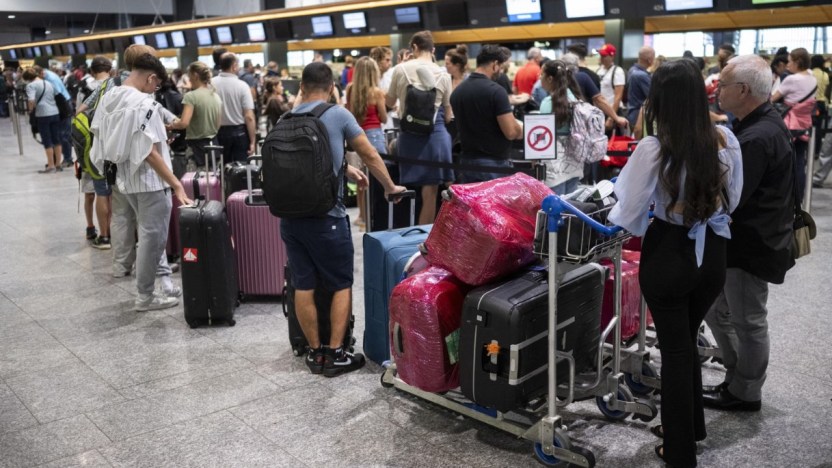 Vacanze a rischio, 1700 voli cancellati: trema anche l’Italia