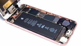 Nuove regole Ue, tornano le batterie sostituibili per gli smartphone