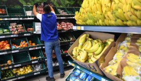 Giù l’inflazione, su la spesa: stangata da 1.830 euro. I 10 cibi più cari