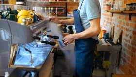 Si può chiudere una ditta se ci sono debiti pendenti?