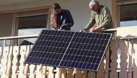 Fotovoltaico da balcone, batterie e-bike per stoccare l’energia