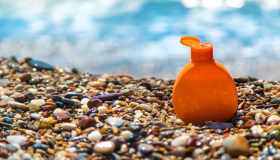 Creme e prodotti solari, come usarli bene per non inquinare il mare