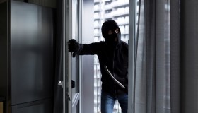 Italiani in vacanza e case a rischio furti: quanto costa difendersi