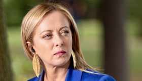 Meloni paga il conto di italiani scappati dal ristorante in Albania